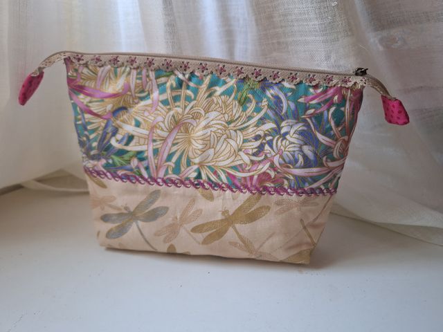 Neceser patchwork con peonías y libélulas rosa