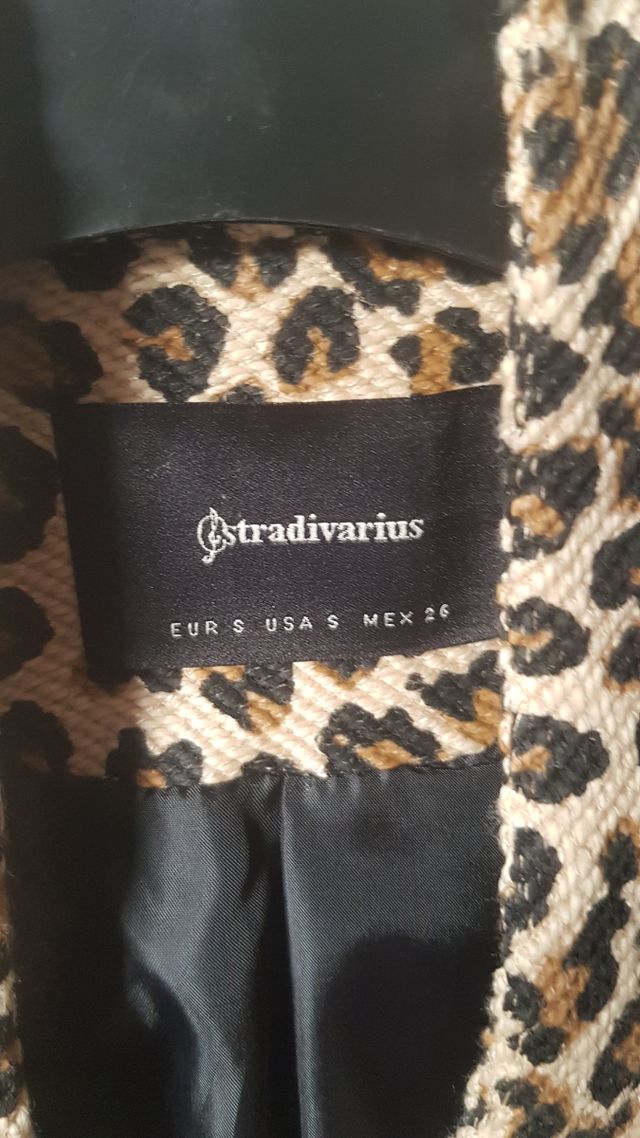 Chaqueta Stradivarius animal print talla S