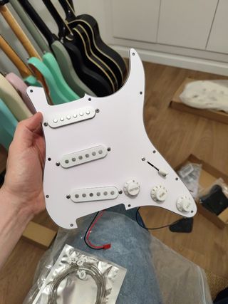 Golpeador Stratocaster blanco