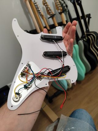 Golpeador Stratocaster blanco