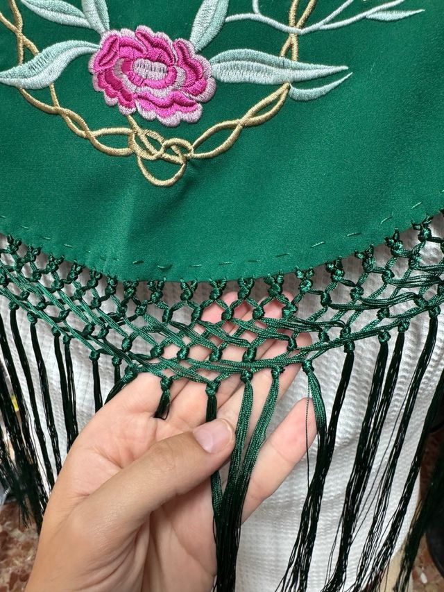 Manton bordado Verde Botella Bordado