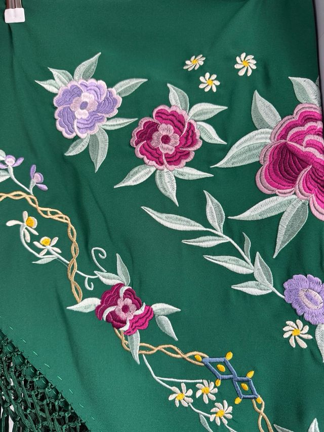 Manton bordado Verde Botella Bordado