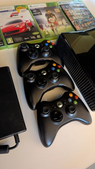 Xbox 360 + 3 mandos + 5 juegos