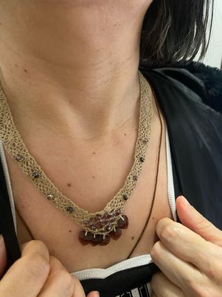 Collar artesanal beige y marrón