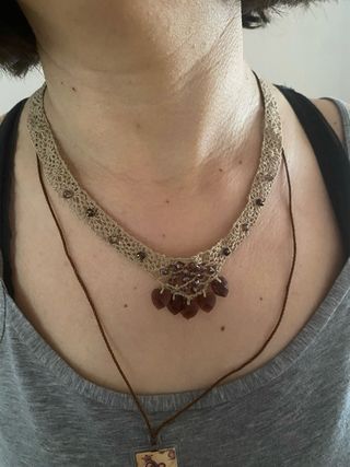 Collar artesanal beige y marrón