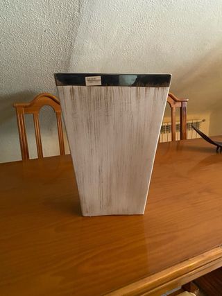 Jarrón cerámico blanco y plata