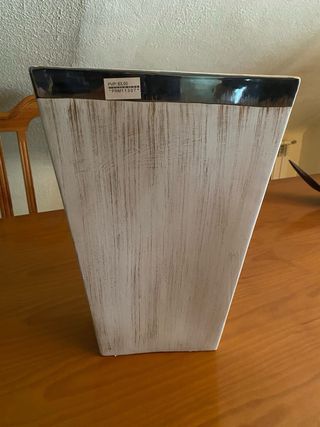 Jarrón cerámico blanco y plata