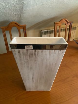Jarrón cerámico blanco y plata