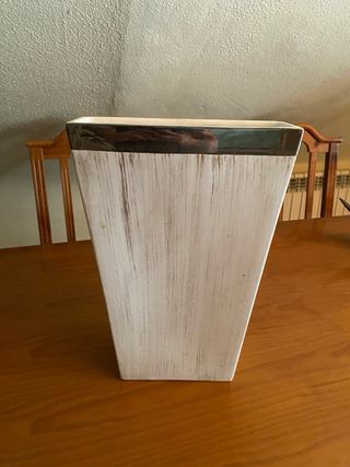 Jarrón cerámico blanco y plata