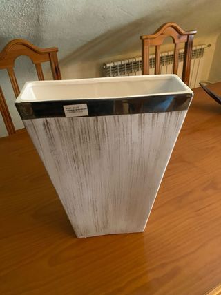 Jarrón cerámico blanco y plata