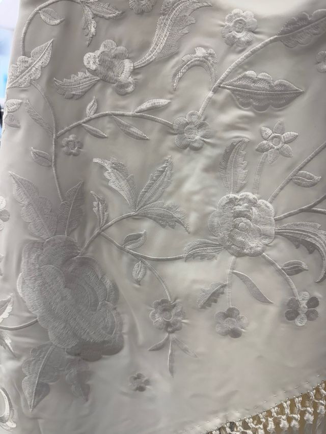 Manton Beige Bordado