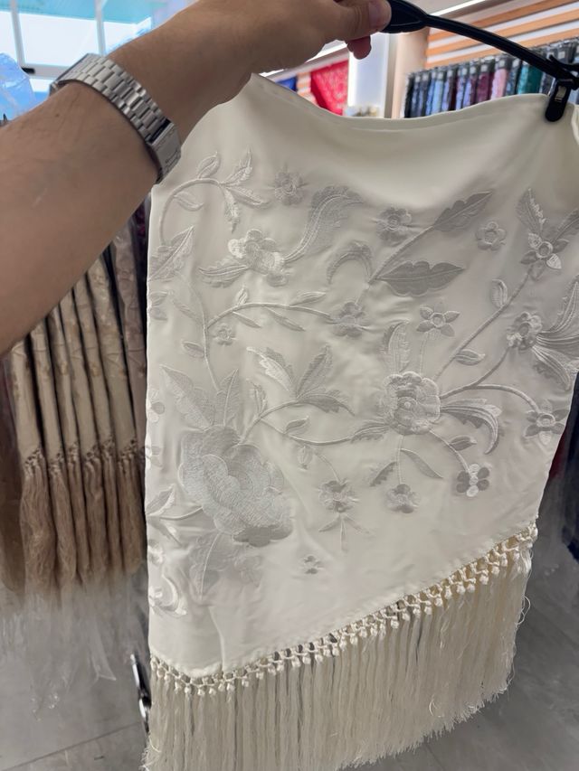 Manton Beige Bordado