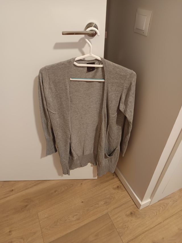 Chaquetilla de punto gris