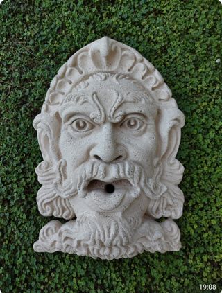 Mascheroni per fontane da giardino.