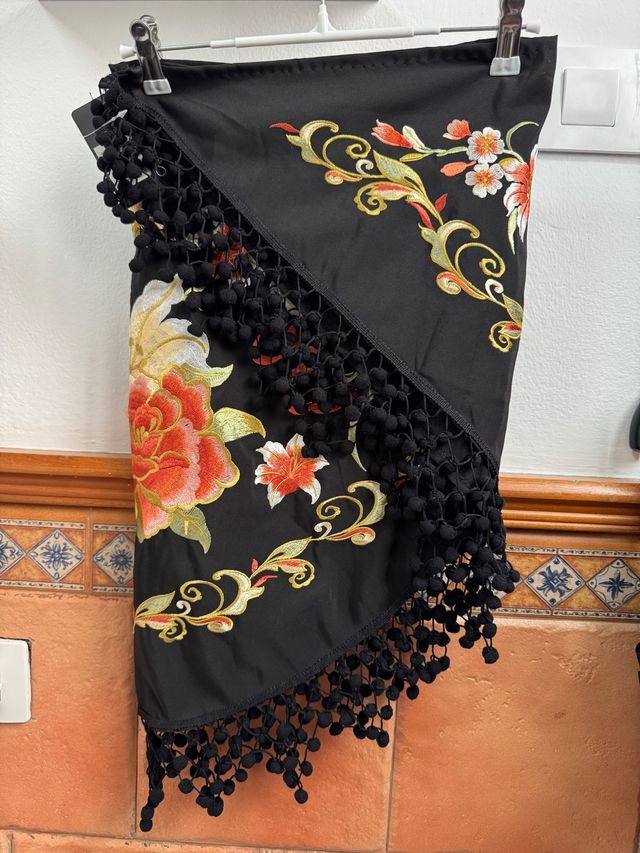 Manton negro bordado con madroños 