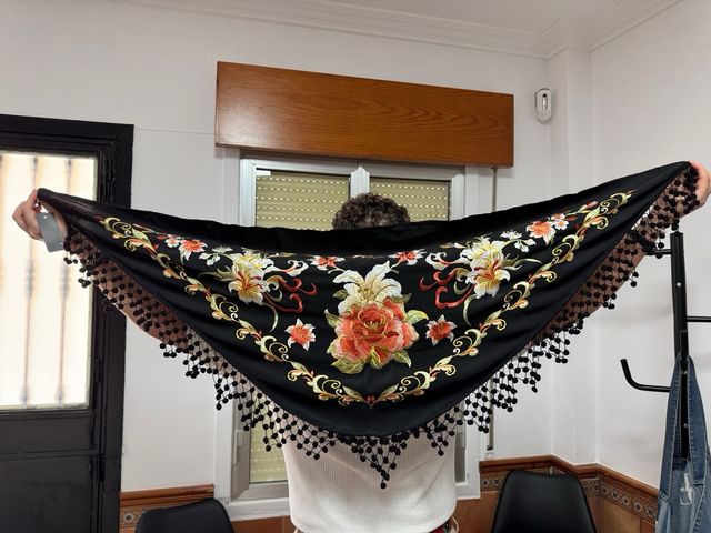 Manton negro bordado con madroños 