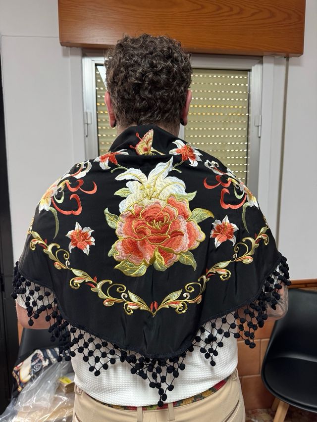 Manton negro bordado con madroños 