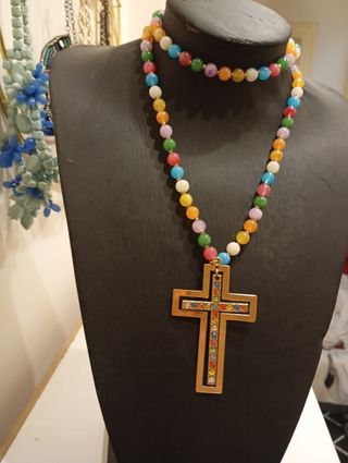 Collar con cruz multicolor