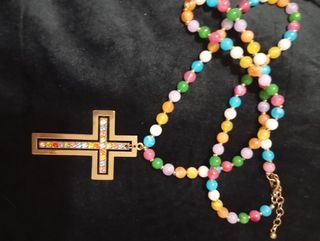Collar con cruz multicolor