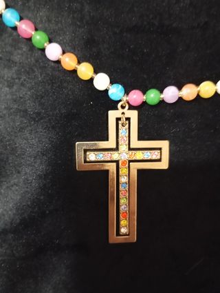 Collar con cruz multicolor