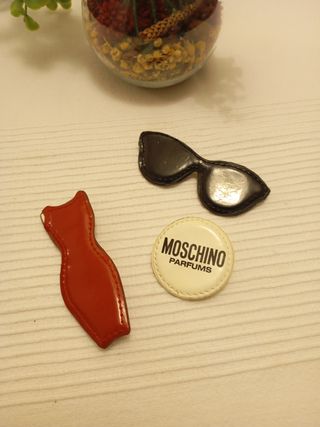 Broches Moschino: Vestido & Gafas