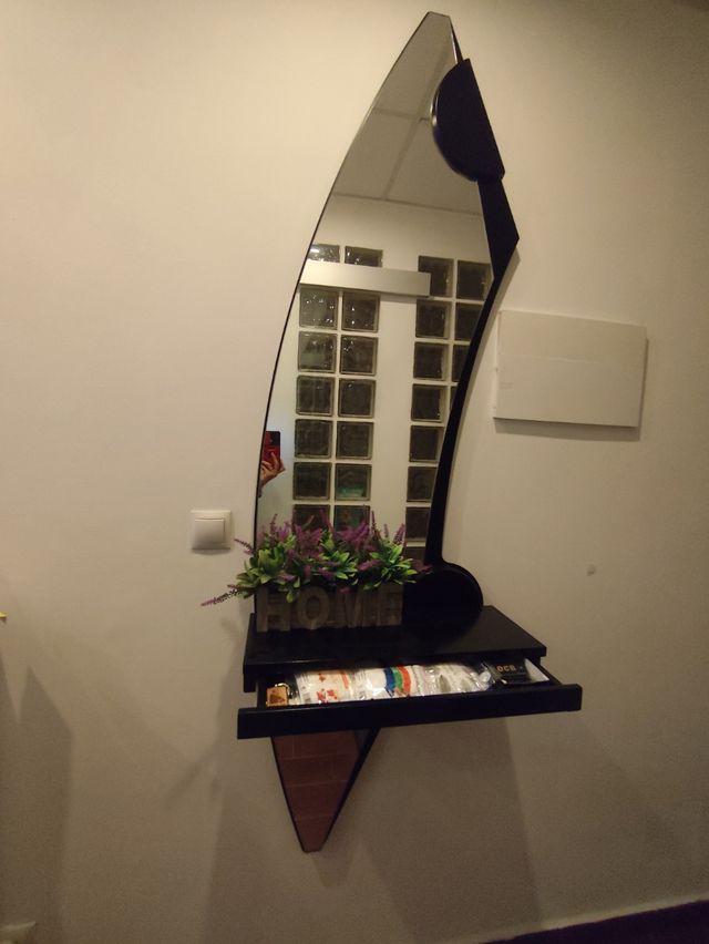 Precioso Recibidor con gran espejo y cajón