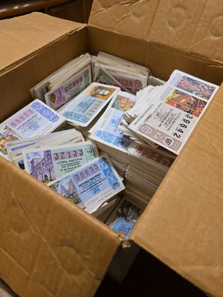 Numerosos décimos loteria antiguos. Una caja llena