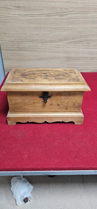 Baúl madera tallado