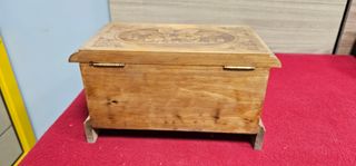 Baúl madera tallado