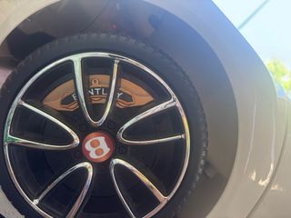 Coche eléctrico infantil Bentley con mando