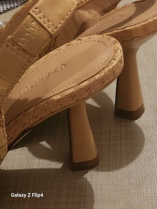 Zapatos Uterqüe tacón 7,5cm beige