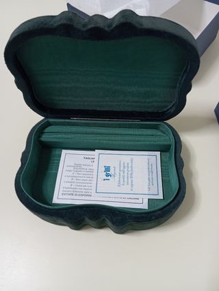 Caja joyero de plata inalterable y terciopelo