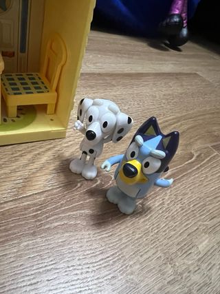 Casa bluey y muñecos