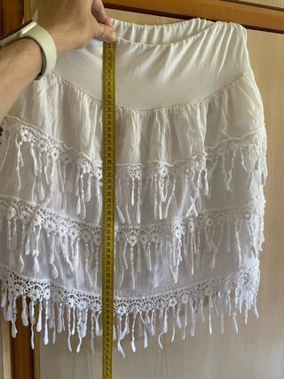 Falda blanca elástica capas y encaje. T/M