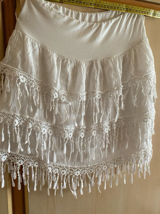 Falda blanca elástica capas y encaje. T/M