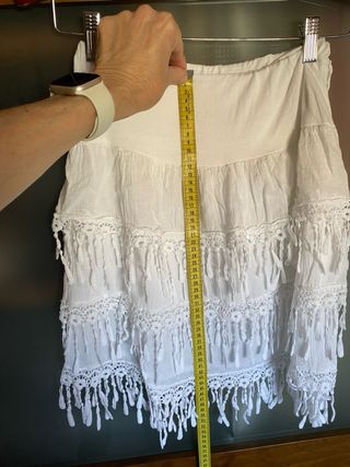 Falda blanca elástica capas y encaje. T/M