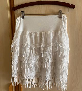 Falda blanca elástica capas y encaje. T/M