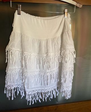 Falda blanca elástica capas y encaje. T/M