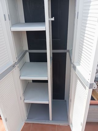 Armario escobero de resina