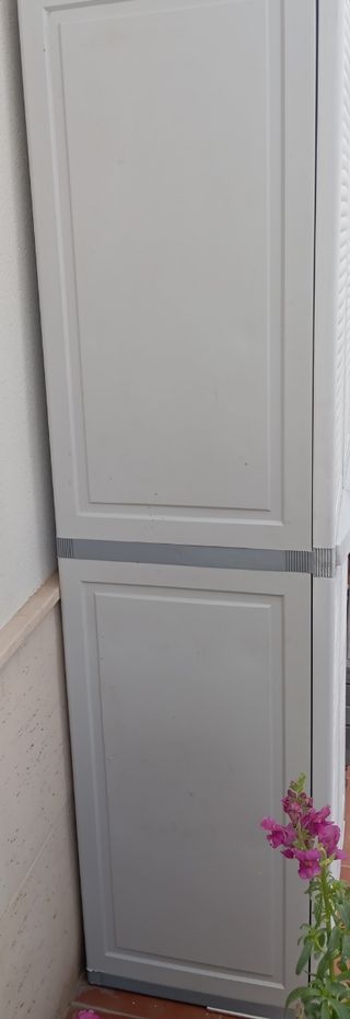 Armario escobero de resina