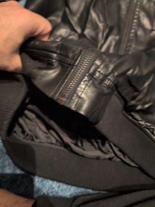 Cazadora negra con capucha