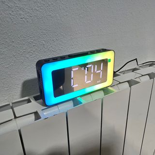 Reloj despertador LED blanco y negro