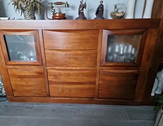 Vitrina de madera marrón