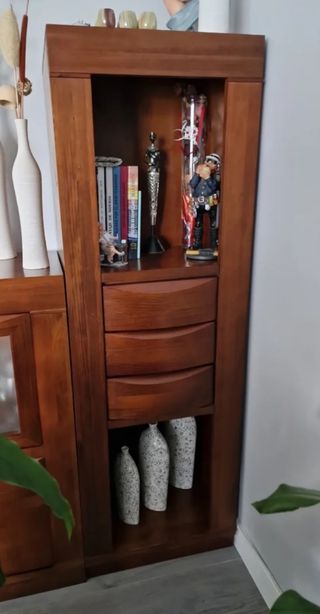 Vitrina de madera marrón