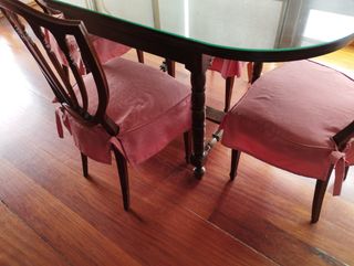 Mesa de madera ovalada y 4 sillas