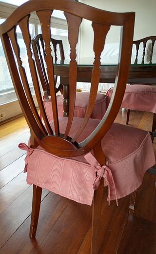 Mesa de madera ovalada y 4 sillas