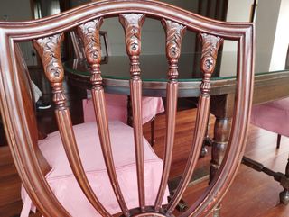 Mesa de madera ovalada y 4 sillas