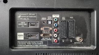 Televisión color LG32. Mando a distancia y soporte