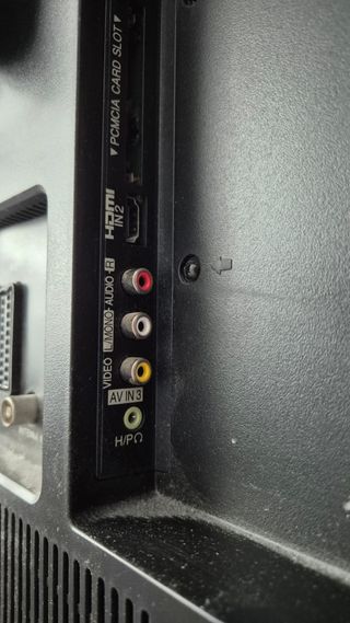 Televisión color LG32. Mando a distancia y soporte