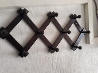 Perchero de madera marrón plegable